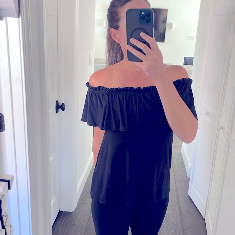 A&F RUFFLE OFF SHOULDER TOP